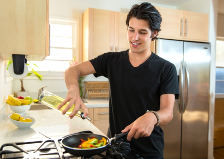 Ζώδια και μαγειρική. Ένας άντρας στην κουζίνα.